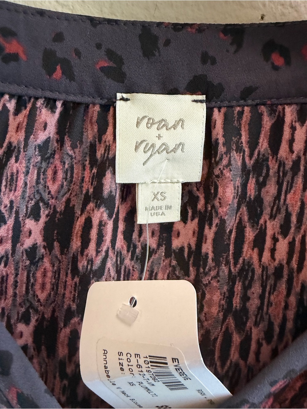 Roan + Ryan Evereve NWT Annabelle V Neck Blouse Size XS - Picture 9 of 9